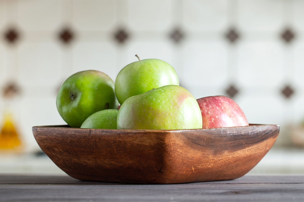 Apples in bowl