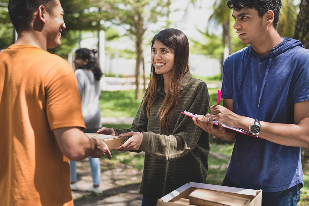 People volunteering