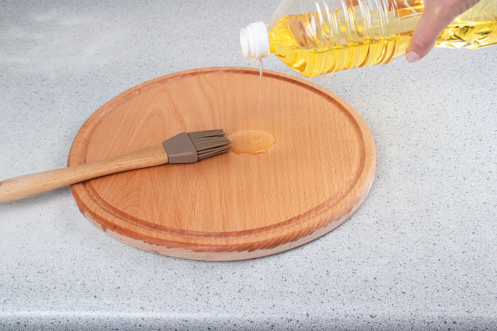 Oiling cutting board
